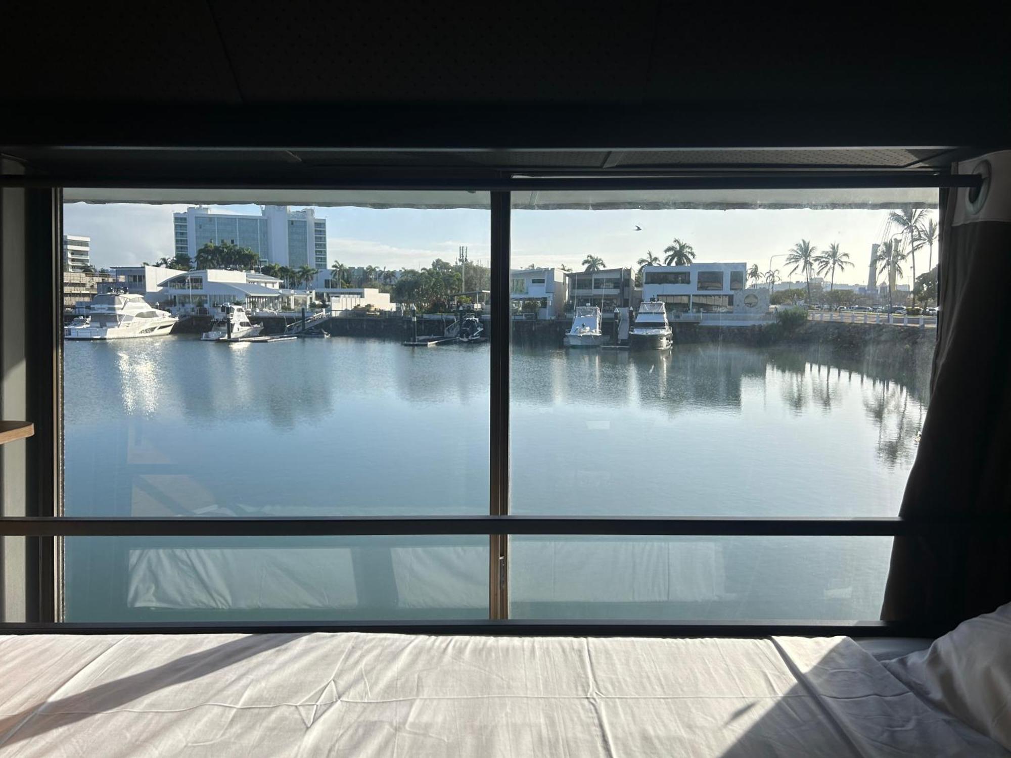 The Pier Pods On The Water- 50M From Townsville Bus Terminal And Ferry Terminal- Passport Id Requried Extérieur photo